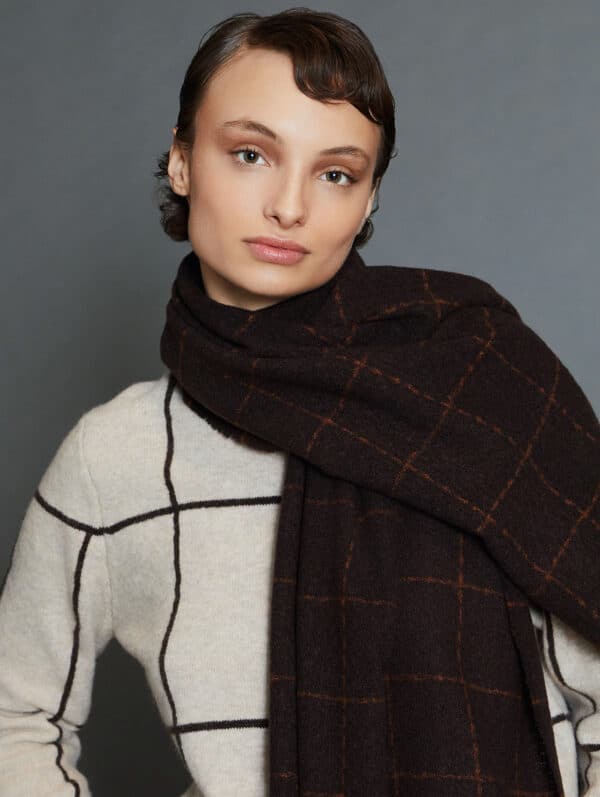 Bufanda Skatie cucadros marron chocolate S36 A40AW24 IOK 3 e1733928814682 Bufanda Skatïe cuadros tacto suave - Imagen 4