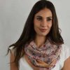 Echarpe estampado ornamental y flores