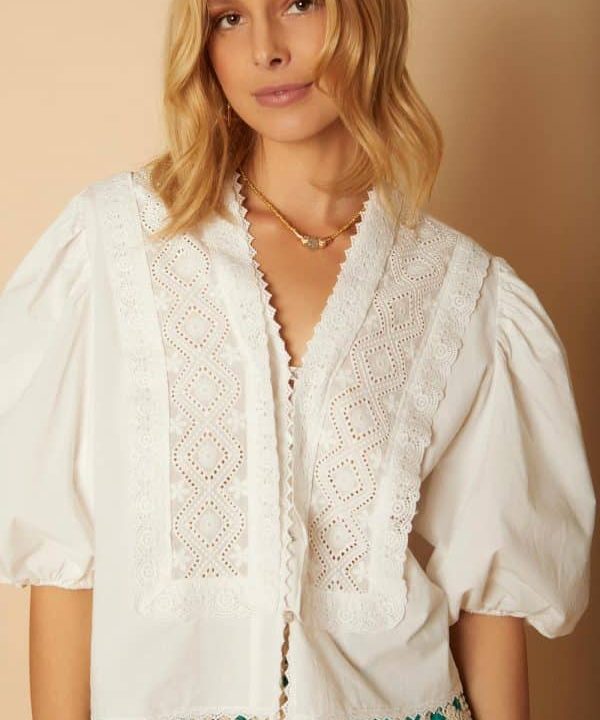Blusa blanca encaje suizo Meisie