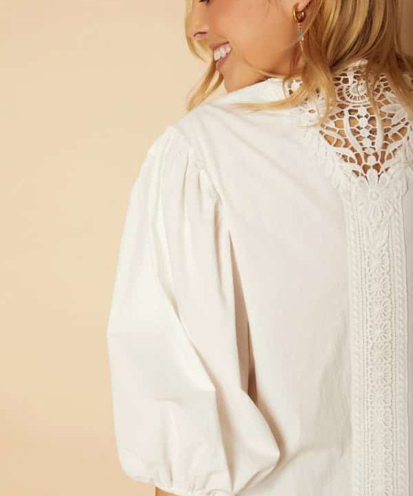 Blusa blanca encaje suizo Meisie