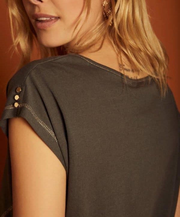 M02T14 camiseta cuello pico meisie gris e1644409415957