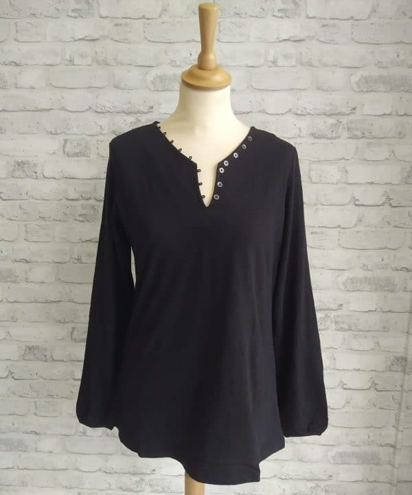 camiseta cuello pico Singular Barcelona negro e1666106621843