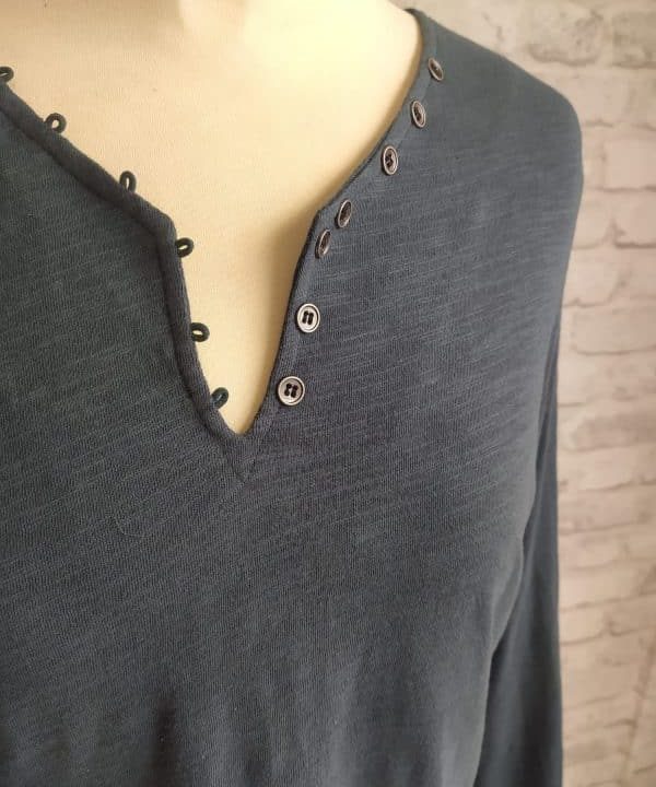 camiseta cuello pico Singular Barcelona verde detalle botones e1666106595285