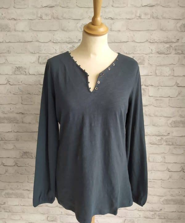 camiseta cuello pico Singular Barcelona verde e1666106608851