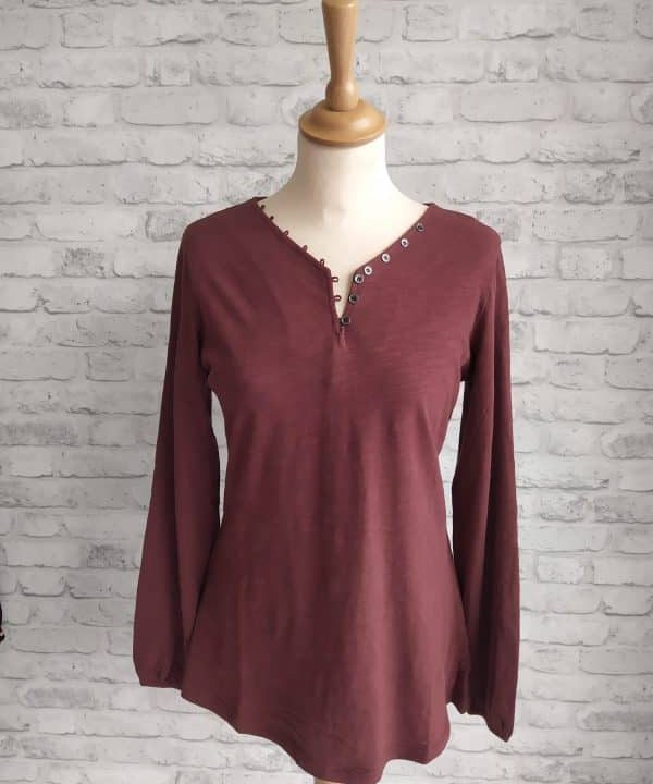 camiseta cuello pico Singular Barcelona vino e1666106580404
