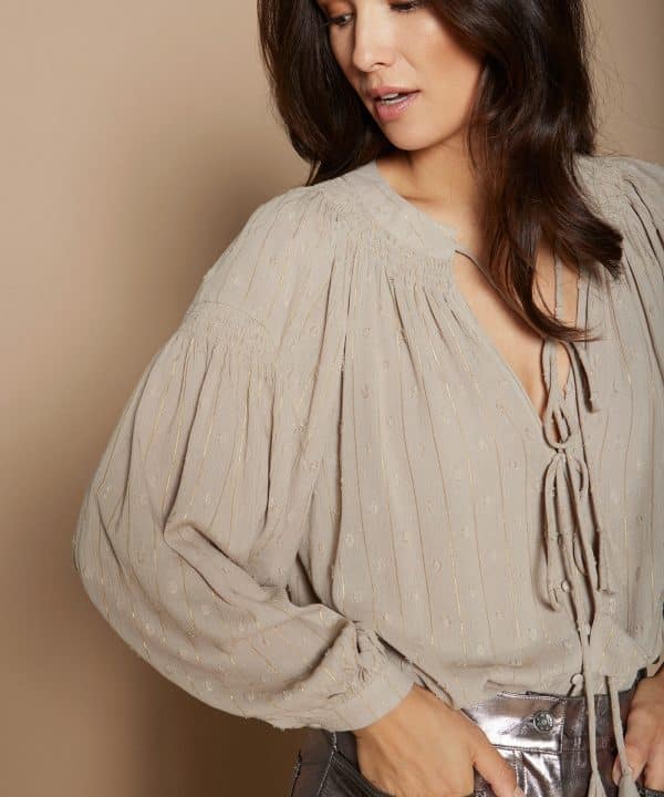 Blusa meisie plumeti detalle smock M04B95 NUT 1 e1695132762688