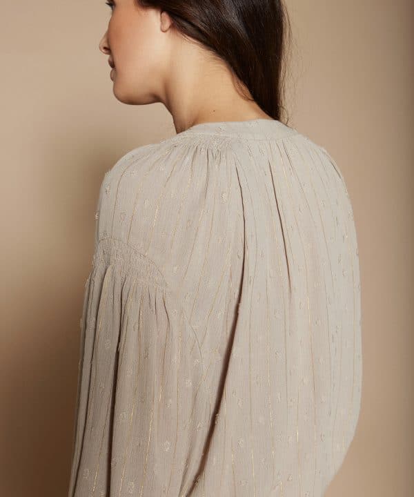 Blusa meisie plumeti detalle smock M04B95 NUT 4 e1695132777578