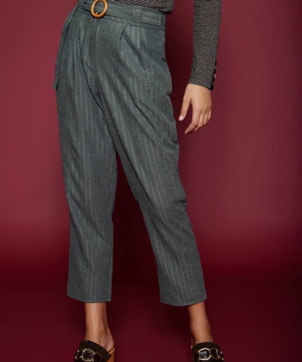Pantalon Meisie tobillero detalle hebilla verde M05P94 LEA 1 e1695130890578
