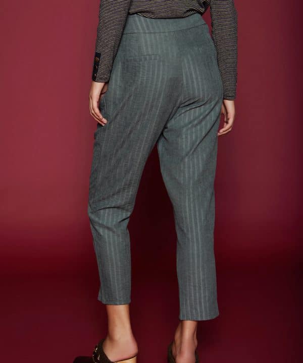 Pantalon Meisie tobillero detalle hebilla verde M05P94 LEA 3 e1695130904243