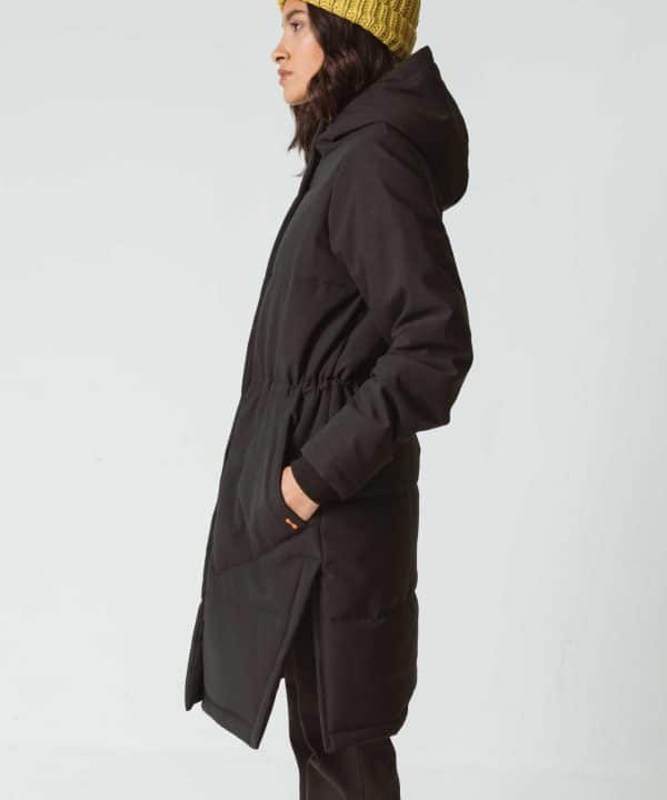 Anorak capucha alaitz negro skfk wct00005 2n f3b scaled e1697314382226