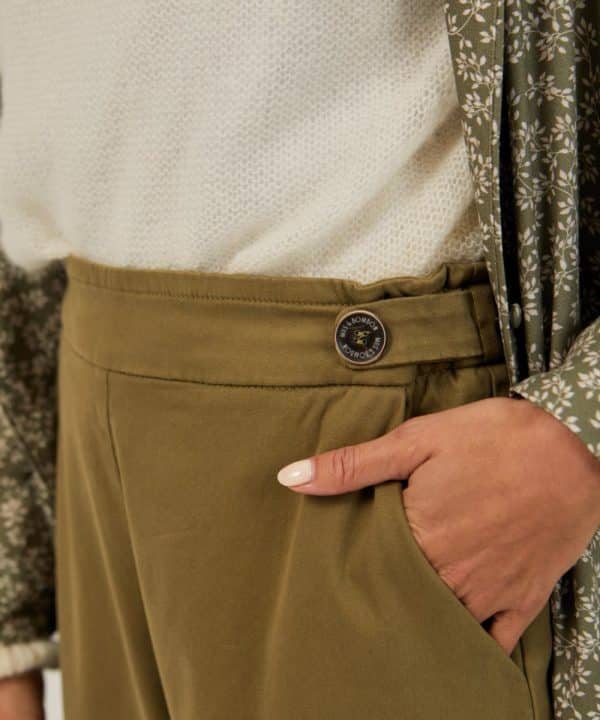 pantalon colunga mus bombon verde oliva e1698517765304 pantalon colunga mus bombon verde oliva e1698517765304