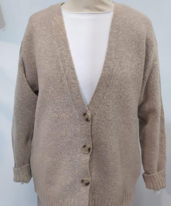 Cardigan punto botones beige singular barcelona scaled e1700640925812