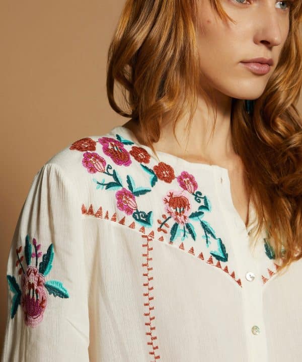 Blusa Meisie blanca bordado M04B104 WHT 6 e1707329947808