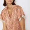 Blusa Skatie estampada satinada manga doble S05B86 SAFFRON 2 e1708794463580