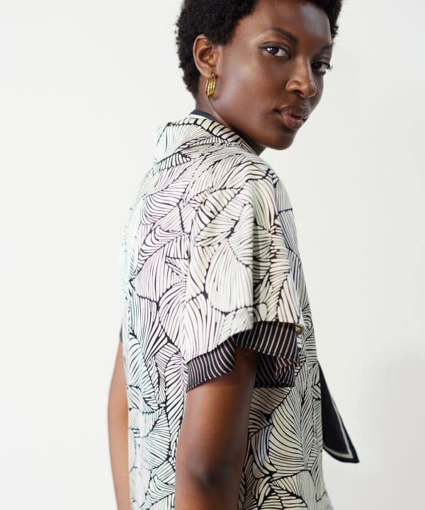 Blusa Skatie estampada satinada manga doble blanca y negra S05B86 KOHL 3 e1708794447115