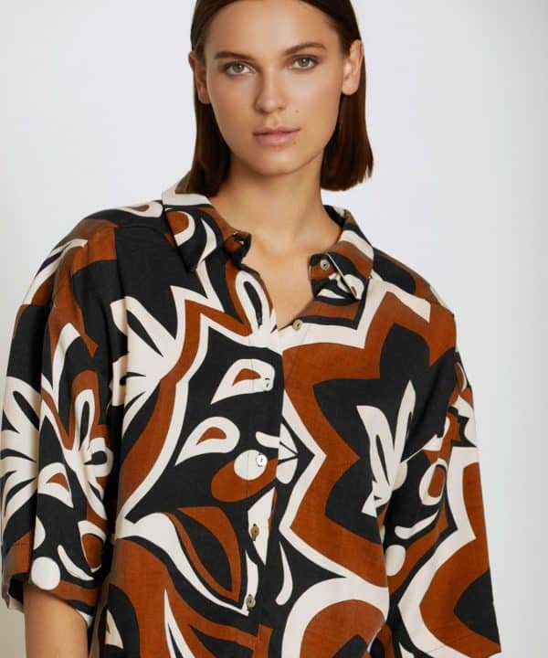Camisa Skatie estampada manga corta camel y negra S05B91 e1708801736728