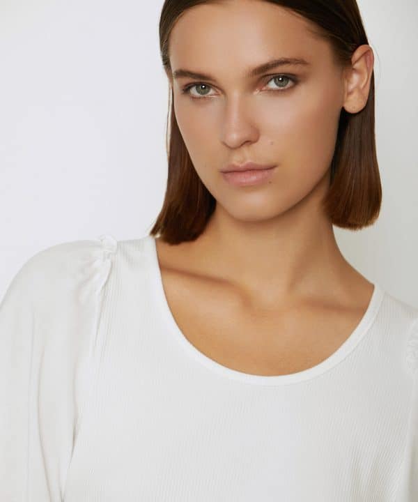Camiseta blanca Skatie bimateria manga volumen S02T36 WHITE 5 e1708806376936