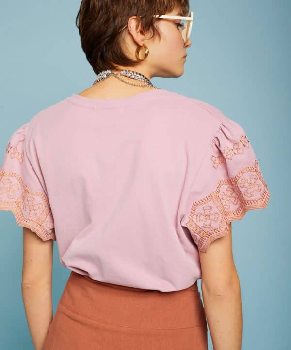 Camiseta maga bordada rosa cuello pico meisie M02T20 DAH 4 e1711397573178