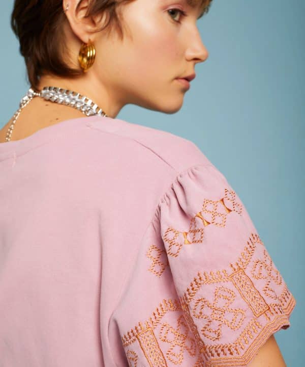 Camiseta maga bordada rosa cuello pico meisie M02T20 DAH 5 e1711397587585
