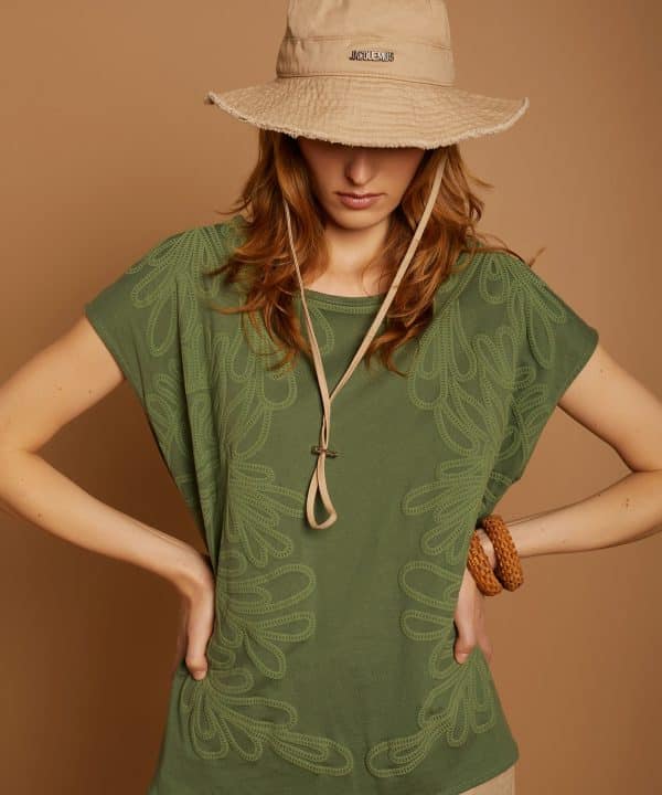Camiseta meisie dibujo texturado M02T23 AVO 1 e1707594013504