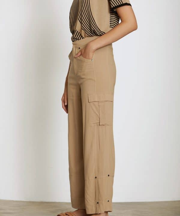 Pantalon Skatie cargo fluido detalle costuras S05P106 FLAX 2 e1708804657584