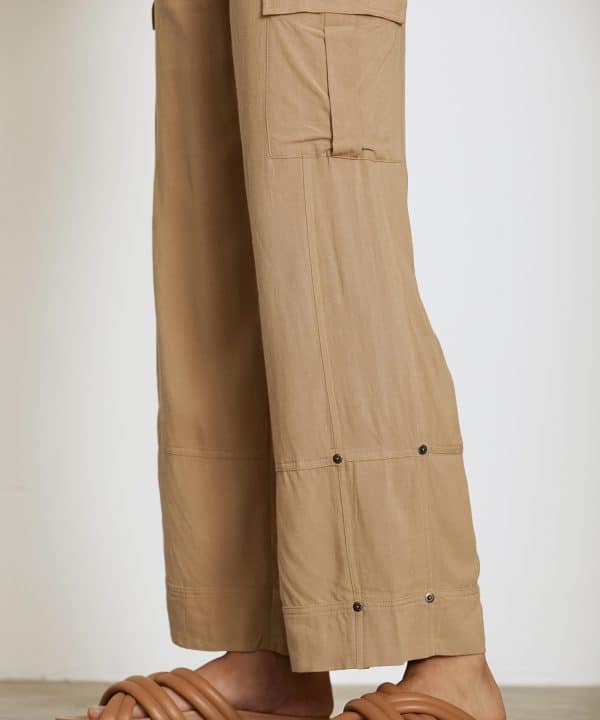 Pantalon Skatie cargo fluido detalle costuras S05P106 FLAX 5 e1708804674787