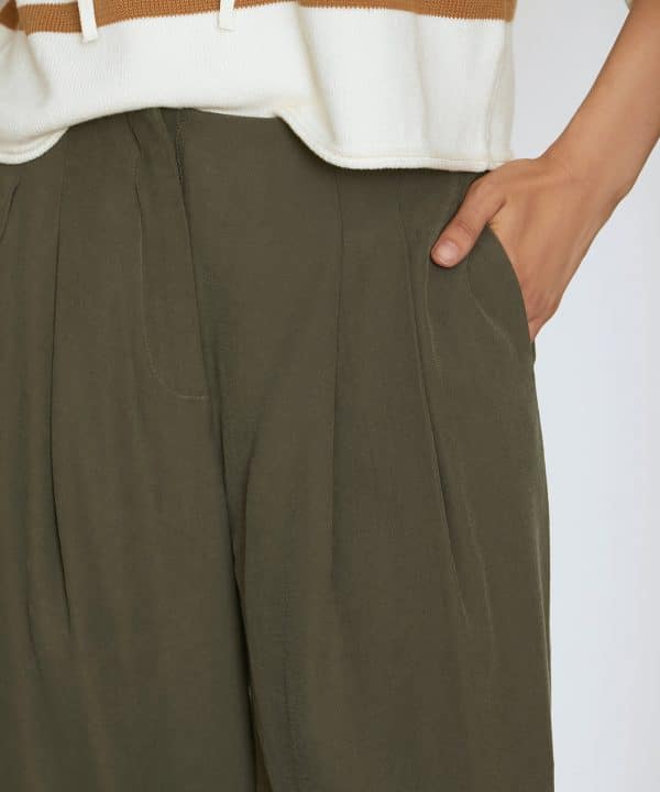 Pantalon Skatie palazzo viscosa tencel verde caqui S05P107 FERN 4 e1708799673630
