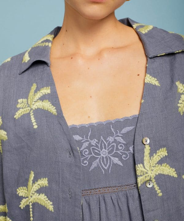 Blusa bordado palmeras meisie azul y lima M99B01 ELE 3 e1711401992142