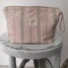 Neceser grande De la Mur rosa rayas scaled e1709563586713