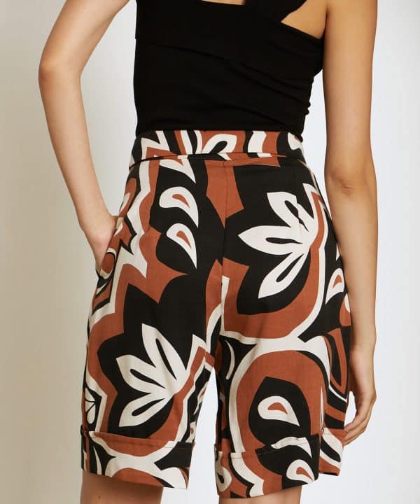 Bermuda Skatie estampado abstracto camel negro S05P111 CANYON 4 e1712836607692