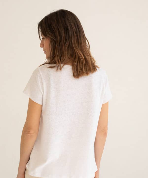 Camiseta basieco cuello pico mus bombon algodon y lino BAS PICOLI BLANCO 2 e1740317133876