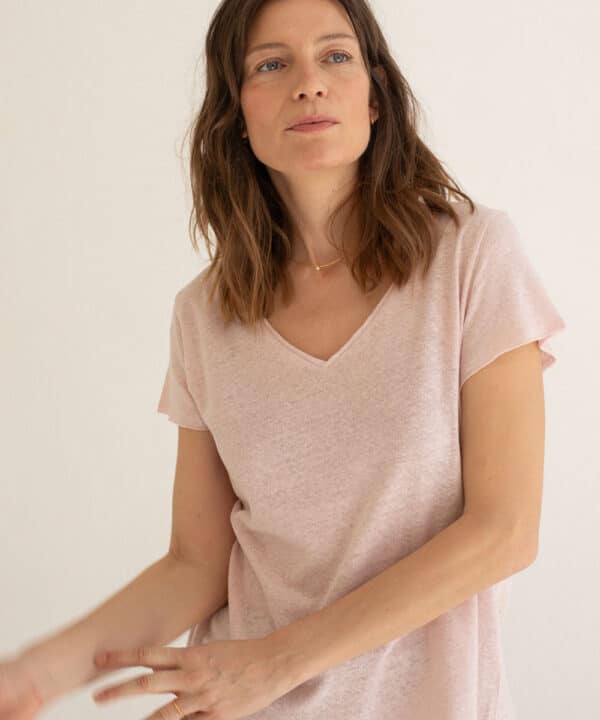 Camiseta basieco cuello pico mus bombon algodon y lino BAS PICOLI ROSA 1 e1740317188703
