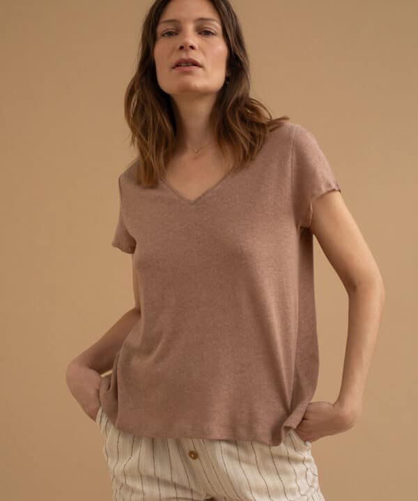 Camiseta basieco cuello pico mus bombon algodon y lino BAS PICOLI TOSTADO 1 e1740317205497