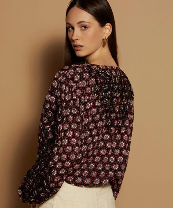 Blusa viscosa bordada Meisie M04B110 ROS 3 e1726606149667