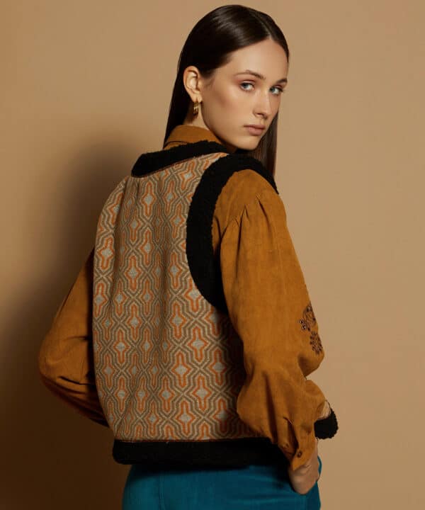 Chaleco Meisie estampado geometrico M05J28 HON 4 e1726690318776