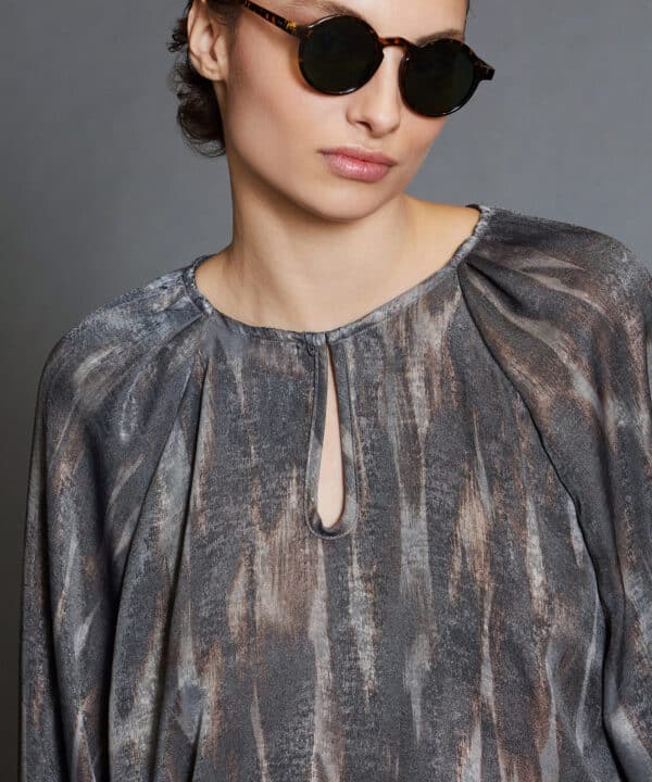 Blusa skatie efecto tornasolado S05 B95AW24 STG 3 e1728161719320
