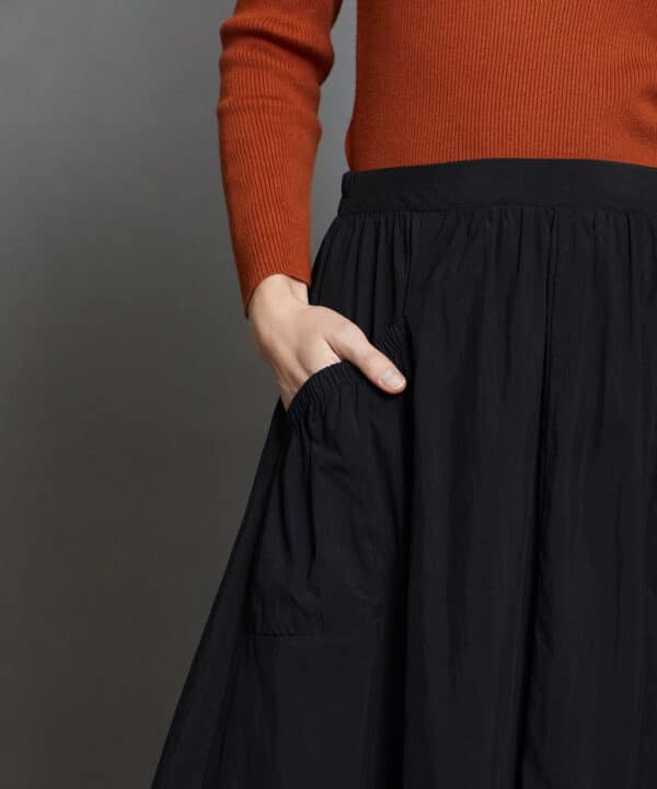 Falda midi skatie bolsillos negra S05 F46AW24 BLK 3 e1728165054293