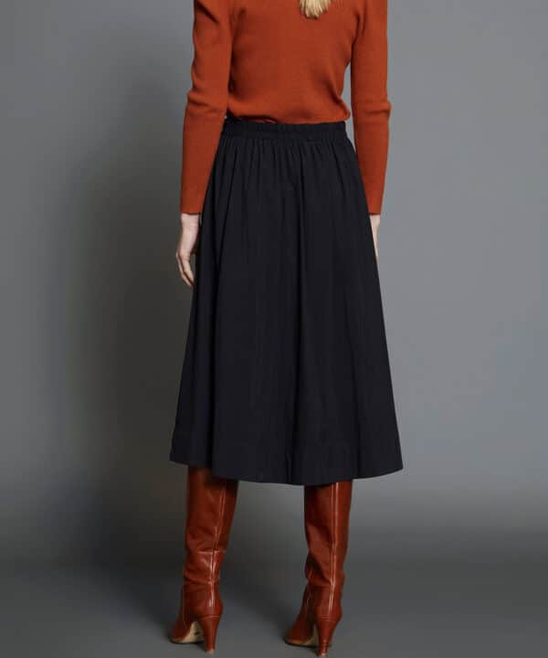 Falda midi skatie bolsillos negra S05 F46AW24 BLK 4 e1728165072220