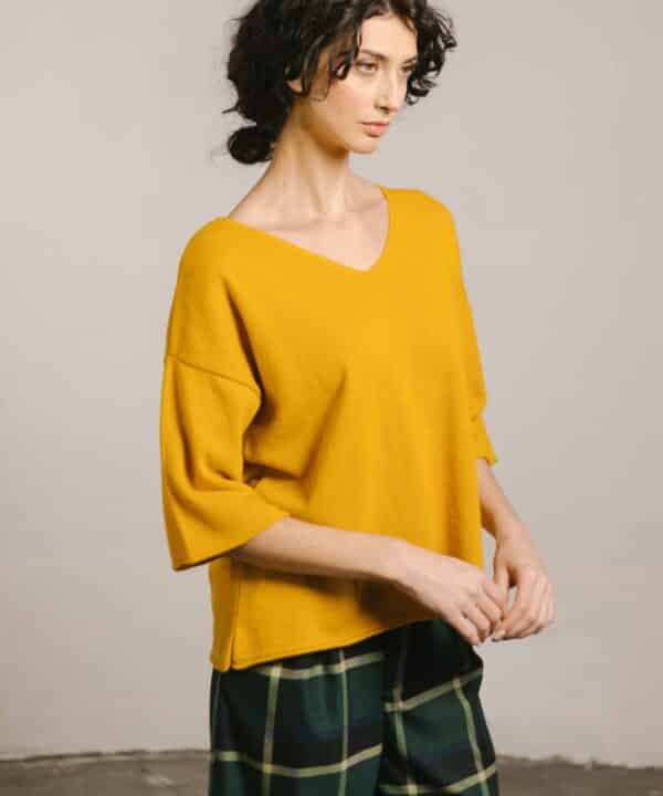 Jersey cuello pico PAN producto basico mostaza manga francesa scaled e1729454452260