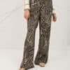 pantalon jucar mus bombon estampado hojas e1729235688689