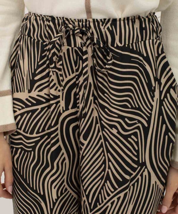 pantalon jucar mus bombon estampado hojas largo e1729235670509