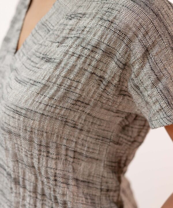 Blusa jaspeda negra y cruda PAN producto basico 2501128cap 04 e1739641028154