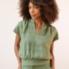 Blusa verde cuello mao PAN producto basico 2501136cap 01 e1739643684616