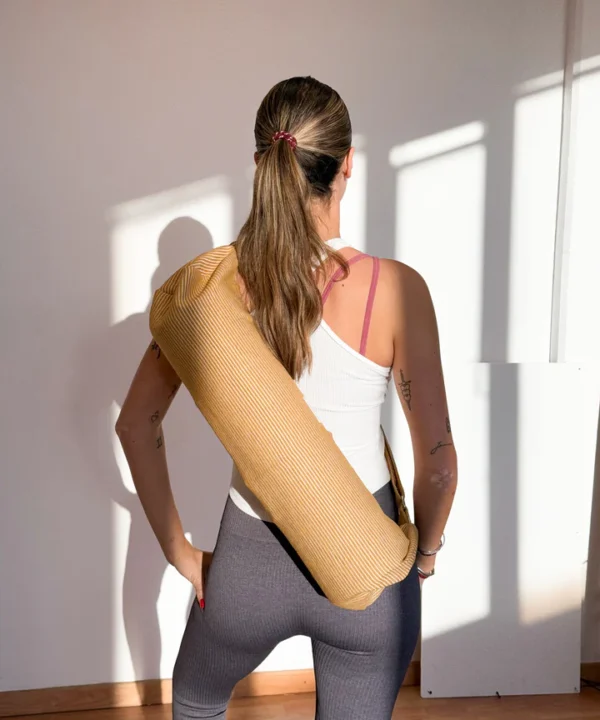 Bolsa esterilla yoga delamur de La mur acel rayas mostaza YOGA ACEL e1740247656731