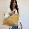 Bolsa grande viaje de mano ligera fin de semana delamur de La mur Acel mostaza raya WEEKENDACEL e1740246943551