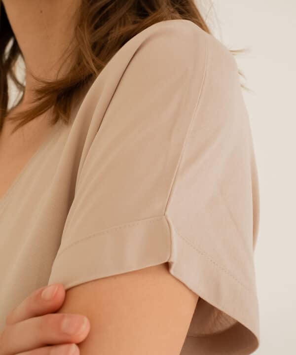 Camiseta mus bombon bimateria cuello pico VISAYAS BEIGE 3 e1740466603426