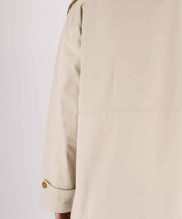 Cazadora midi gabardina mus bombon ZANZIBAR BEIGE 3 e1740469245559