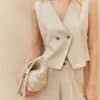 Chaleco mus bombon botonadura frontal sastre ISQUIA BEIGE 2 e1740386872387