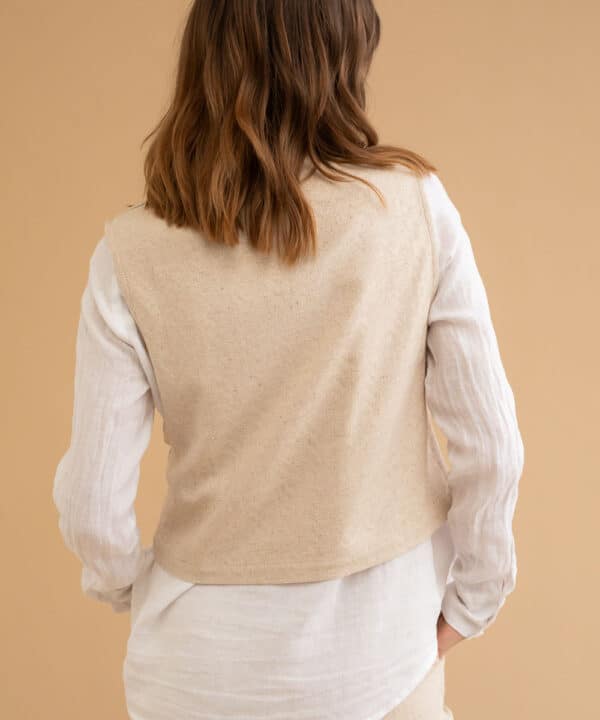 Chaleco mus bombon botonadura frontal sastre ISQUIA BEIGE 3 e1740386892826