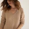 Jersey cuello pico mus bombon GOZO TOSTADO 2 e1740316370987